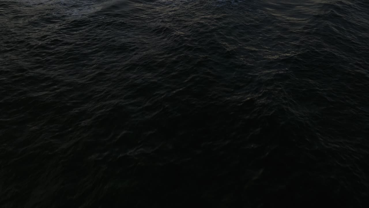 Solnedgang over stranden ved Arecibo, Puerto Rico, med en drone over en klippekyst 3.