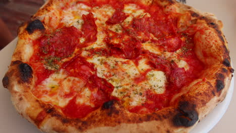 la pizza tradicional italiana de pepperoni, la corteza perfecta, la verdadera pizza napolitana, fue filmada en 4k.