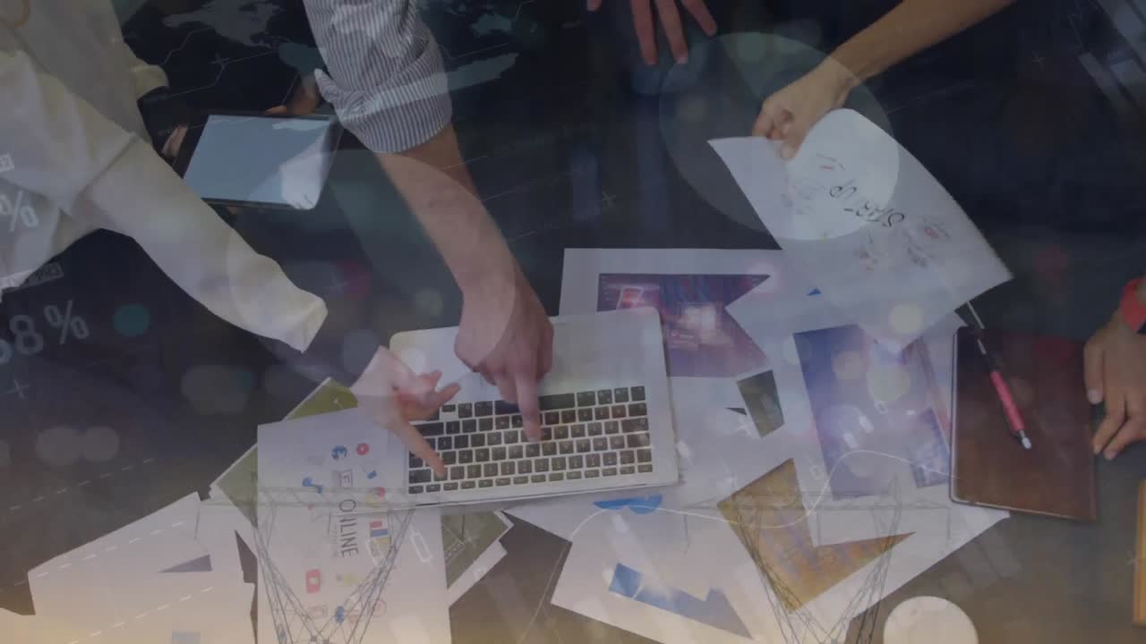 노트북으로 토론하는 동료들의 중간 섹션에서 통계 데이터 처리의 애니메이션