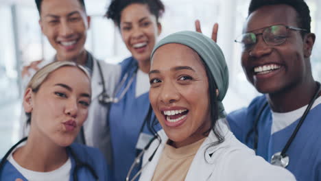 médicos, amigos y selfie en el hospital para el equipo