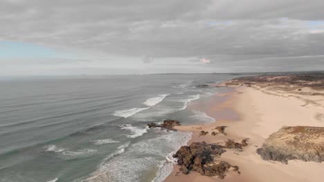 Prístina-Playa-De-Arena-Remota-En-La-Costa-Portuguesa