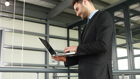 hombre de negocios usando una computadora portátil