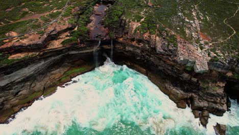 curracurrong falls, australia drone descendiendo hacia arriba de las cataratas
