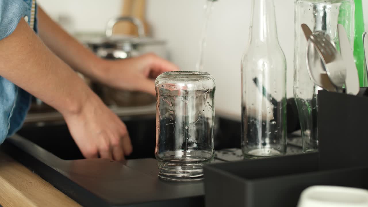 vídeo en primer plano del lavado de envases de vidrio para reciclaje