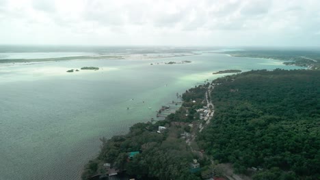 Landung-In-Der-Atemberaubenden-Lagune-Von-Bacalar-In-Mexiko