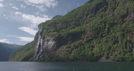 Geiranger-Ferry-View-4K-00