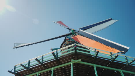 molino de viento holandés contra el cielo azul