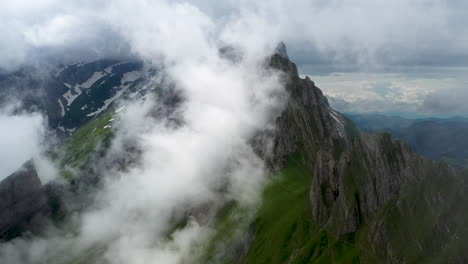 Drohnenaufnahme-Eines-Bewölkten-Bergblicks-Auf-Den-Altenalpturm