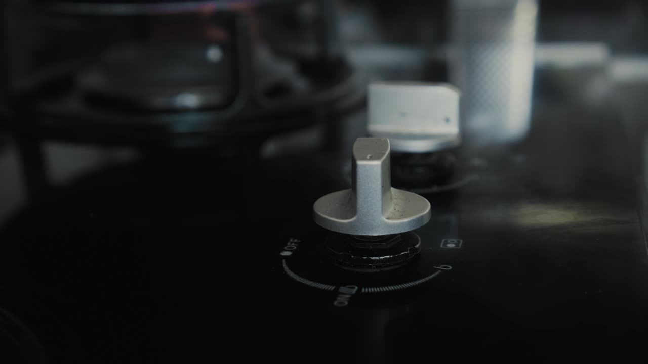 video de una estufa de gas negra con llama azul y roja en la cocina