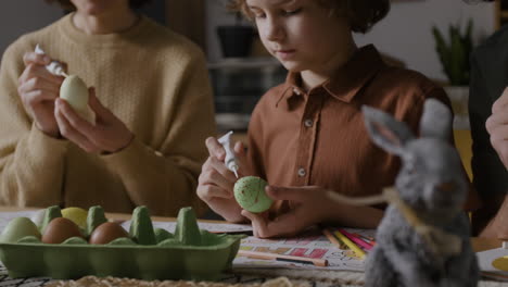 decoración de huevos de pascua en familia