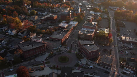 Volando-Sobre-Una-Rotonda-De-Tráfico-Al-Amanecer-En-Octubre-En-Hudson,-Massachusetts