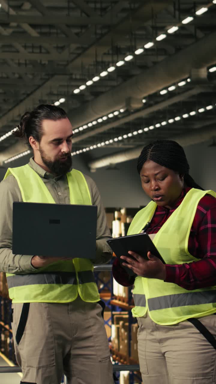 Vertical Video Industrial job, two workers, collaborating in warehouse, parcel distribution