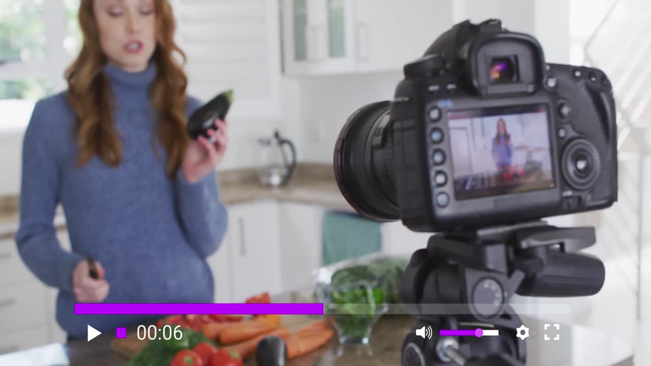 animación de la pantalla de las redes sociales sobre una mujer caucásica haciendo un video blog