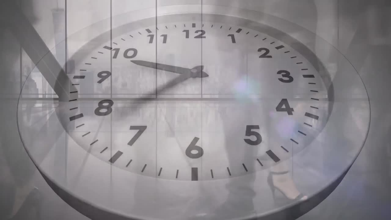 animación del reloj de tic-tac contra el lapso de tiempo de la sección baja de los empresarios que caminan en la oficina