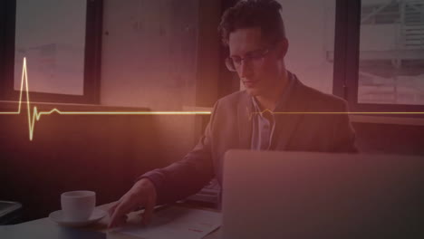 animación del procesamiento de datos sobre un hombre de negocios caucásico que usa una computadora portátil