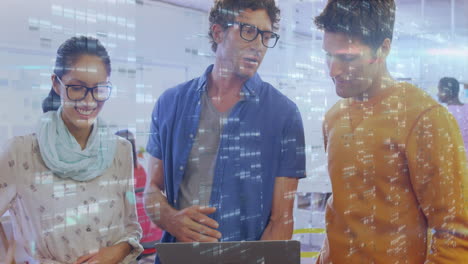 animación de pantallas de cuadrados de mosaico sobre diversos colegas discutiendo en una computadora portátil en la oficina.