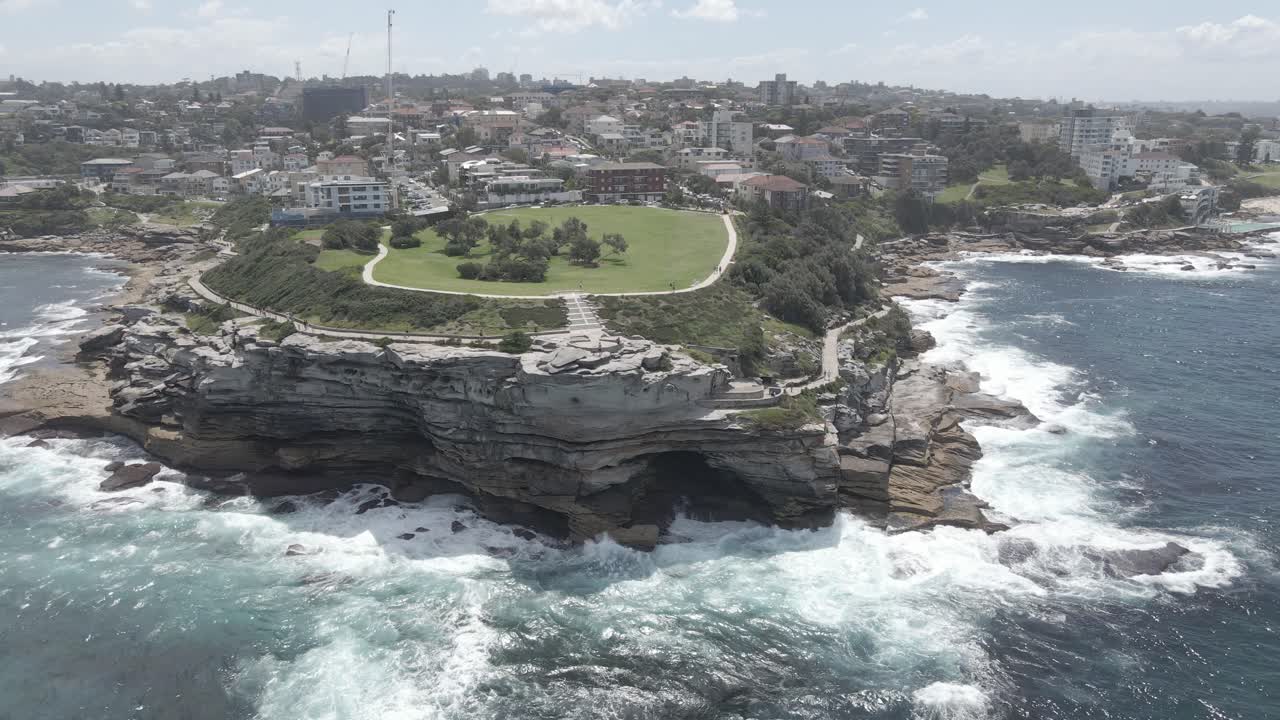 마크 공원과 맥켄지스 포인트 반도의 파노라마 - 호주 뉴 사우스 웨일즈 주 타마라마의 바위가 많은 입구와 절벽에서 부서지는 파도