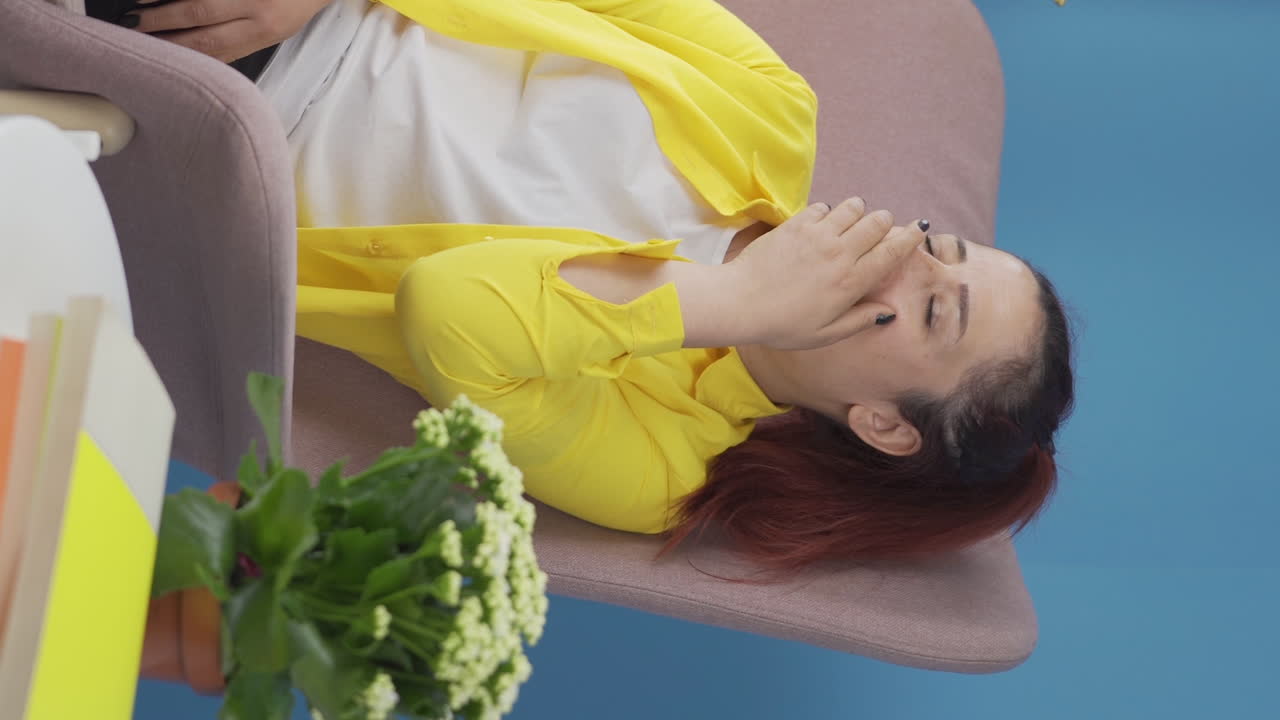 피곤하고 잠든 여자의 수직 비디오.