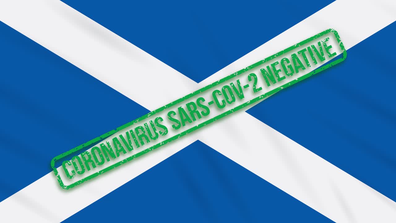 코로나바이러스로부터의 자유의 초록색 스프를 가진 스코틀랜드 발을 흔들고 있습니다.