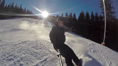 vista de la cámara de acción delantera del snowboarder en cámara lenta casi cayendo en