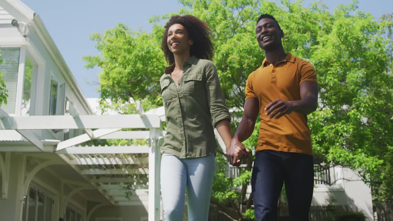 la familia pasa tiempo juntos en el jardín