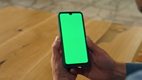 las manos del jefe sosteniendo una maqueta de teléfono inteligente de cerca en el interior. hombre de negocios usando el teléfono