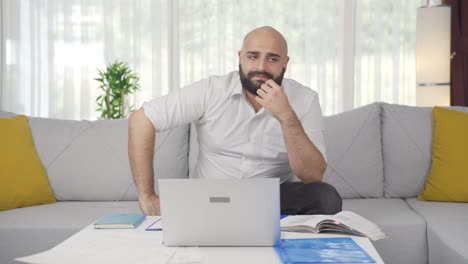 Hombre-Trabajador-De-Oficina-En-Casa-Pensativo.