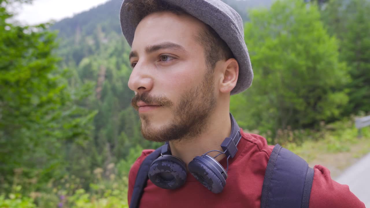 un turista libre y feliz caminando por la carretera.