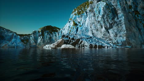 Acantilado-Rocoso-En-Agua-De-Mar-Fría