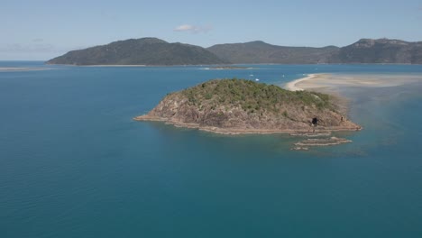 Bird's-Eye-View-Of-Langford-Island-And-Calm-Blue-Sea---Whitsunday-Island,-QLD,-Australia