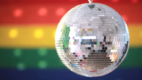 bola de discoteca brillante girando
