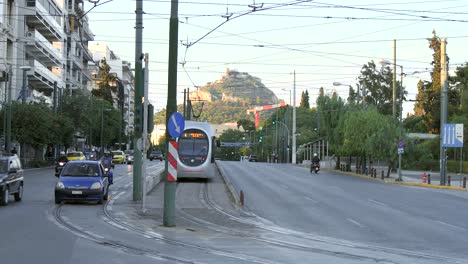 tramwaj poruszający się w atenach