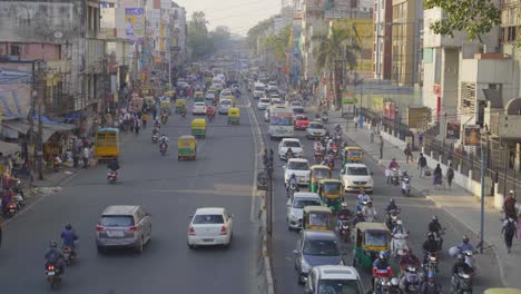 Toma-De-Gran-Angular-Del-Tráfico-En-La-Carretera-Hosur-Cerca-Del-Cruce-De-La-Tabla-De-Seda,-Bengaluru,-India