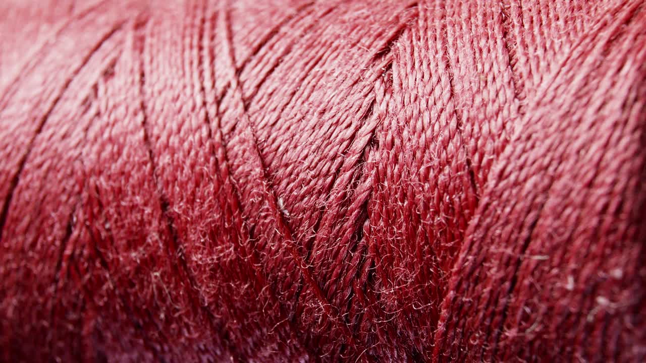 una gran racha de hilo en una fábrica de costura en el proceso de coser ropa. fábrica asiática.