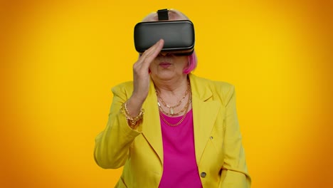 mujer mayor usando realidad virtual vr aplicación auricular casco para jugar simulación 3d videojuego, dibujo