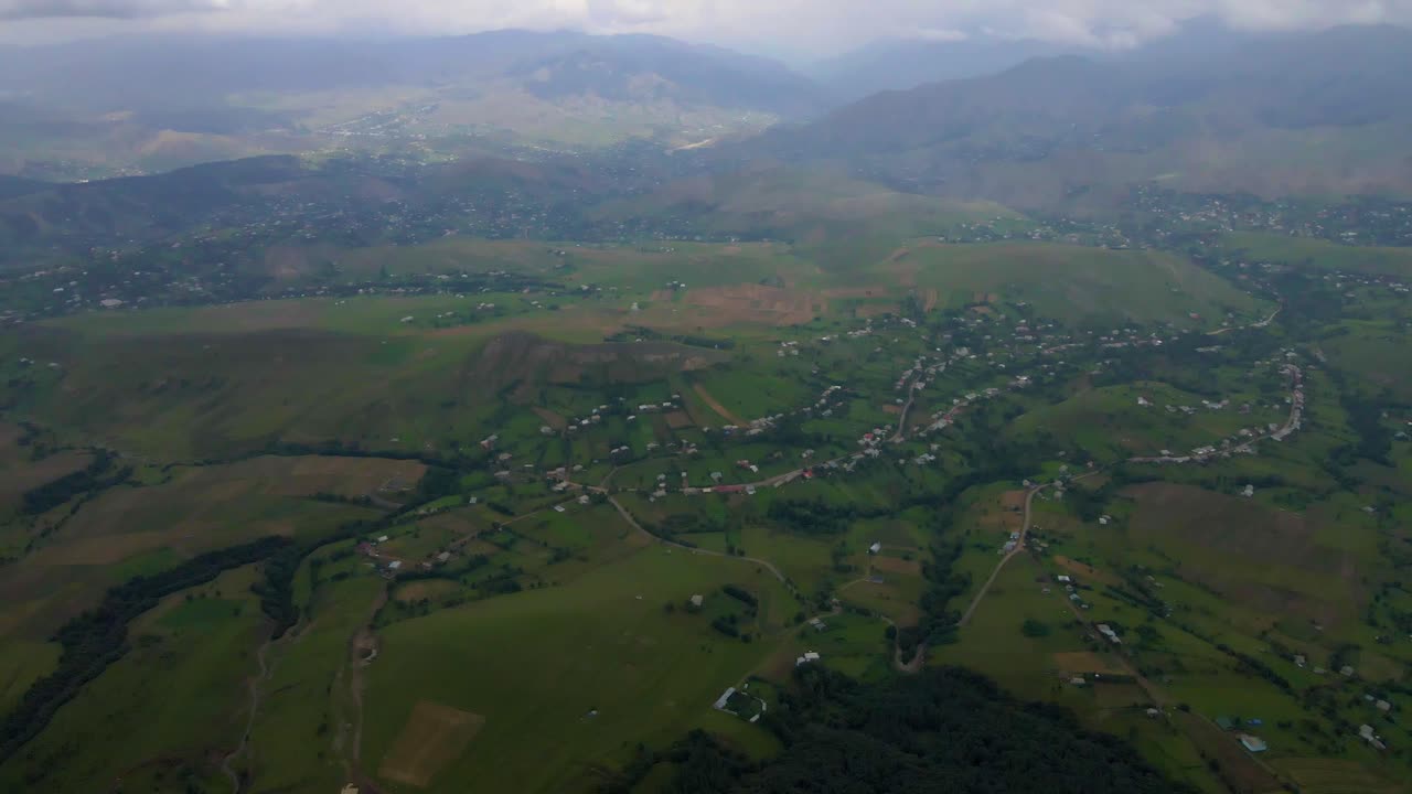 drone disparado volando sobre un valle en las montañas del cáucaso en el distrito de gadabay en azerbaiyán mientras panorámica