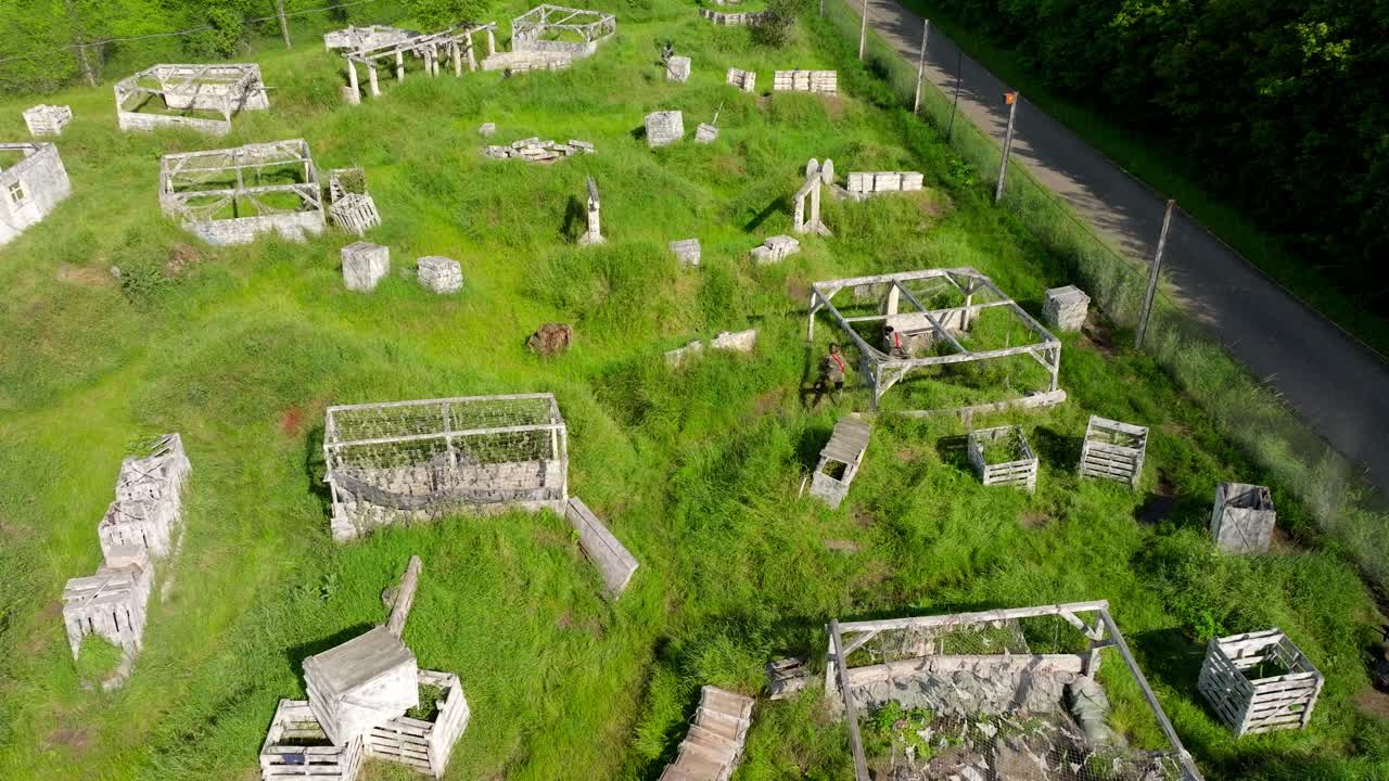 오스트리아 파치푸르트 에 있는 선수 들 과 함께 페인트볼 액션 파크 에 대한 항공 사진 - 드론  ⁇