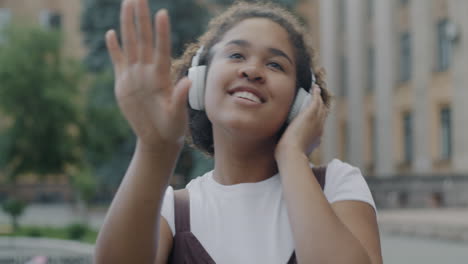 joven disfrutando de la música al aire libre