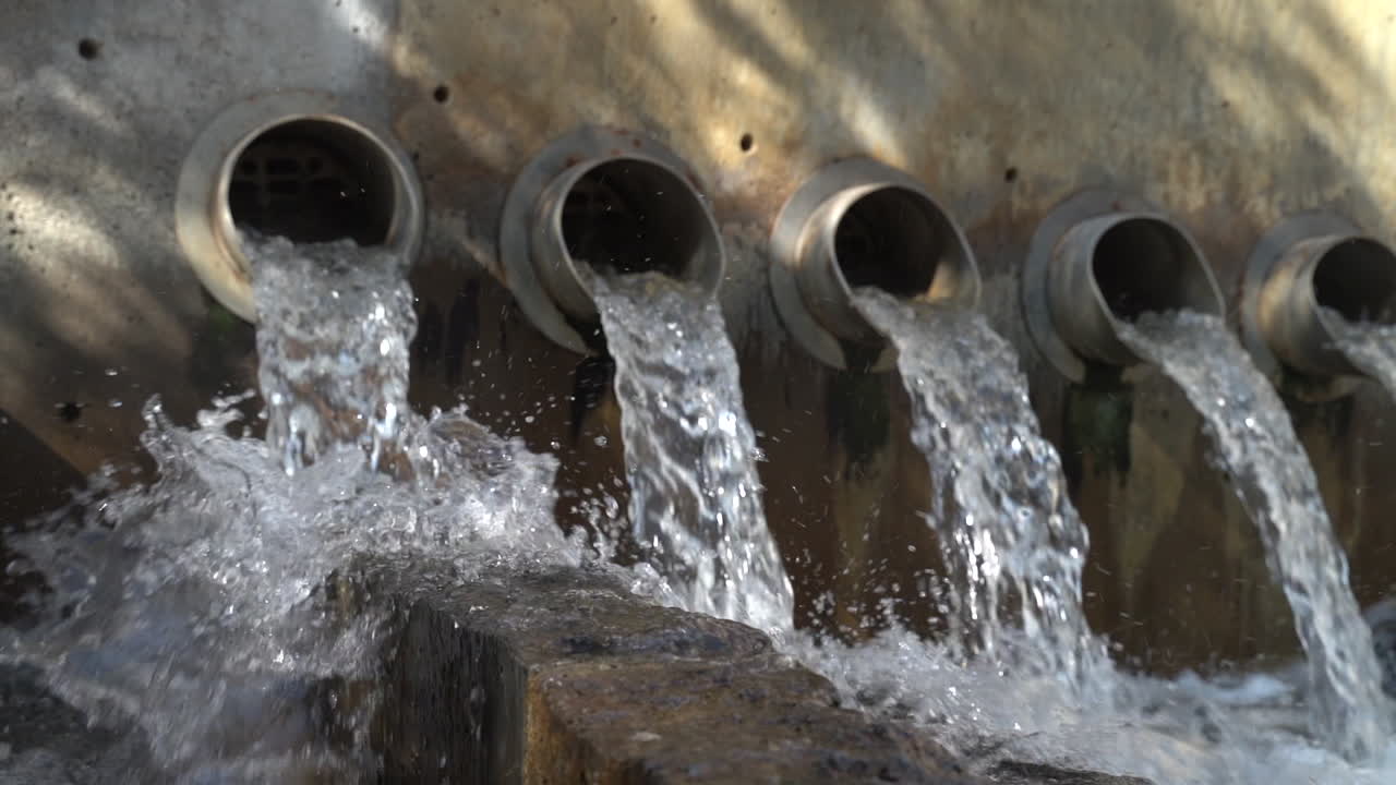 맑은 물이 일련의 폐수관을 통해 흐릅니다 - 슬로우모 푸티지
