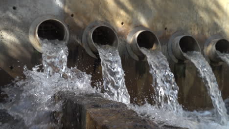 Klares-Wasser-Fließt-Durch-Eine-Reihe-Von-Abflussrohren---Aufnahmen-In-Zeitlupe