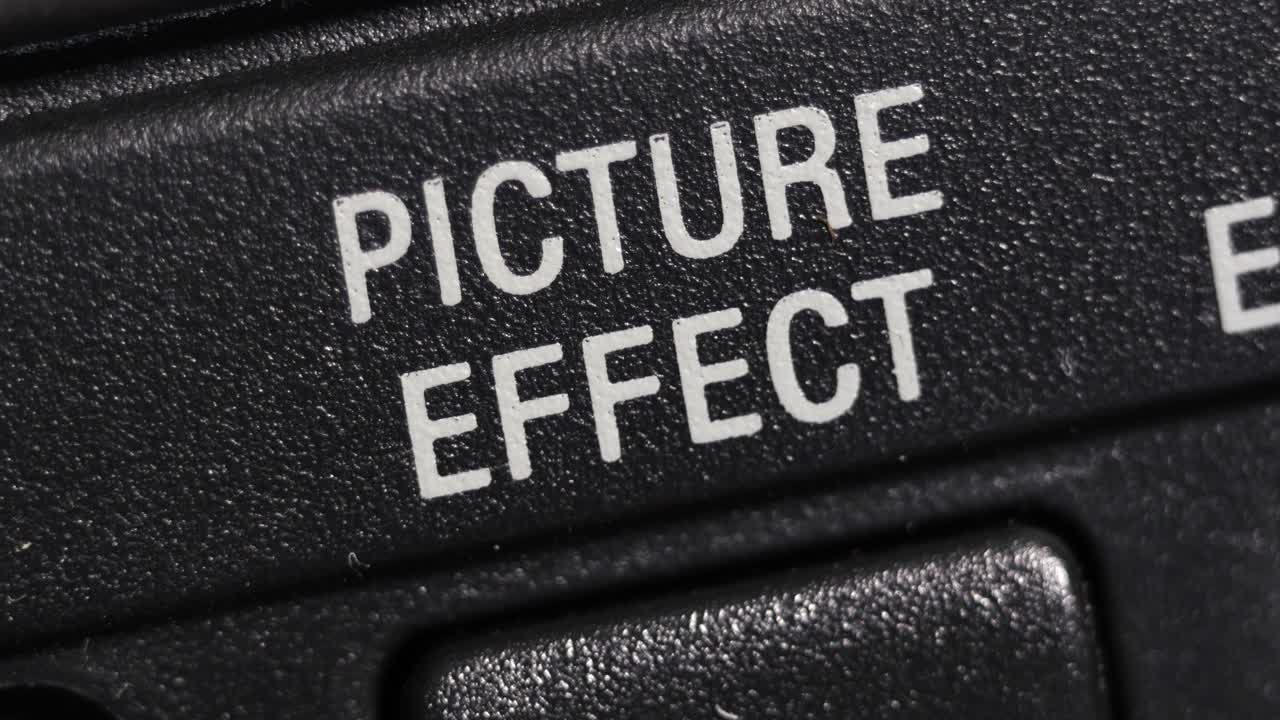 Schaltfläche „Bildeffekt“ gedrückt, was Perfektion und Schönheitsstandards in den sozialen Medien andeutet.