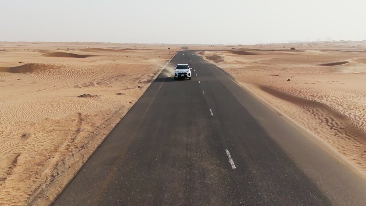 사막을 가로질러 운전하는 색 suv