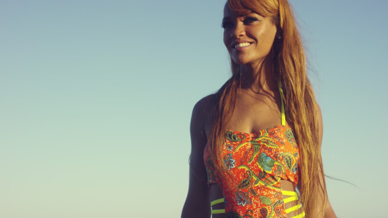 수영복을 입은 아름다운 젊은 아프리카 여성