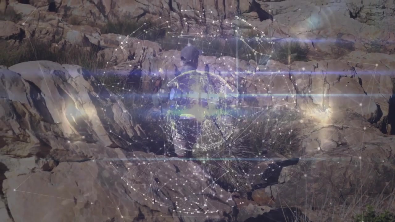 Excursionista ajustando correas y apoyando bastones en rocas, mientras una esfera de red gira mostrando un mapa digital.