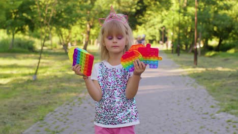 Kinder,-Mädchen,-Kind,-Quetschen-Anti-Stress-Touchscreen-Push-Pop-Es-Beliebtes-Spielzeug-In-öffentlichen-Park