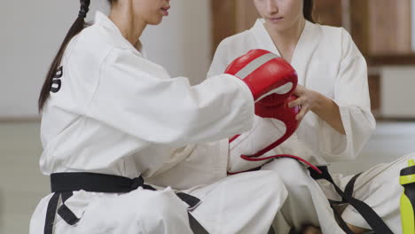 duas raparigas antes de artes marciais num dojo