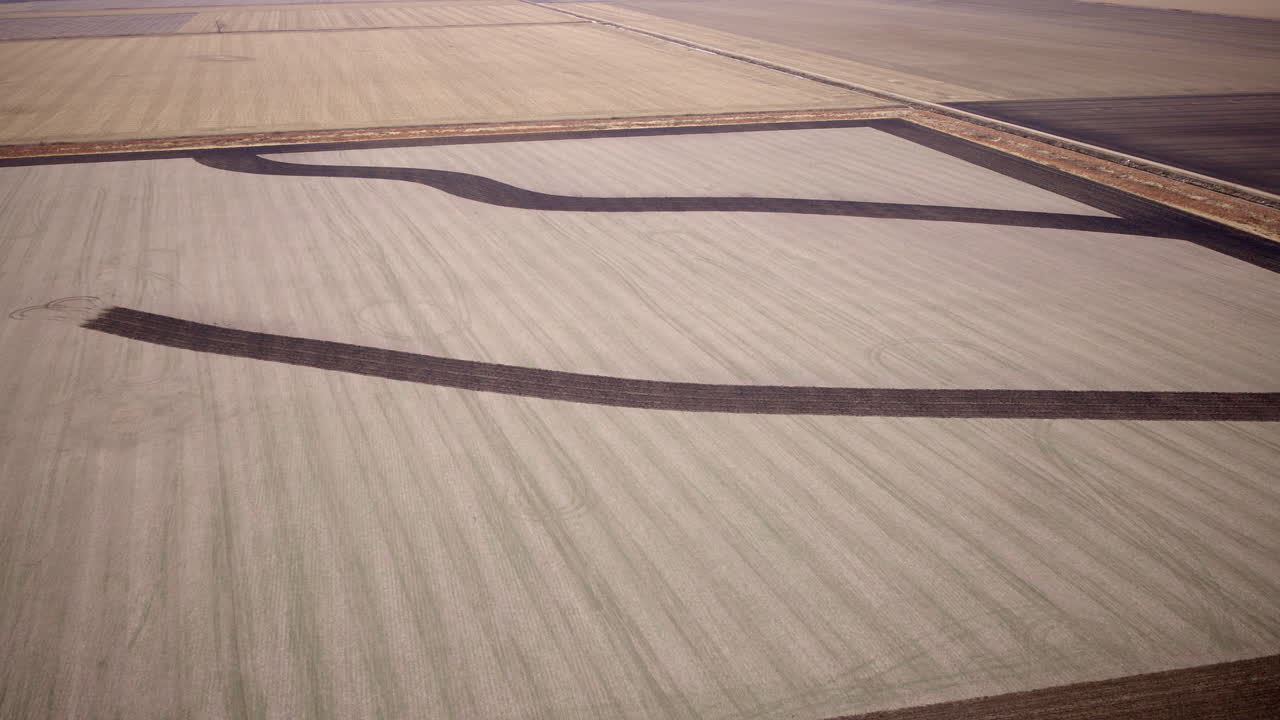 Interessante ripresa con drone di vaste distese di terreno agricolo pianeggiante vicino a Peoria, Illinois.