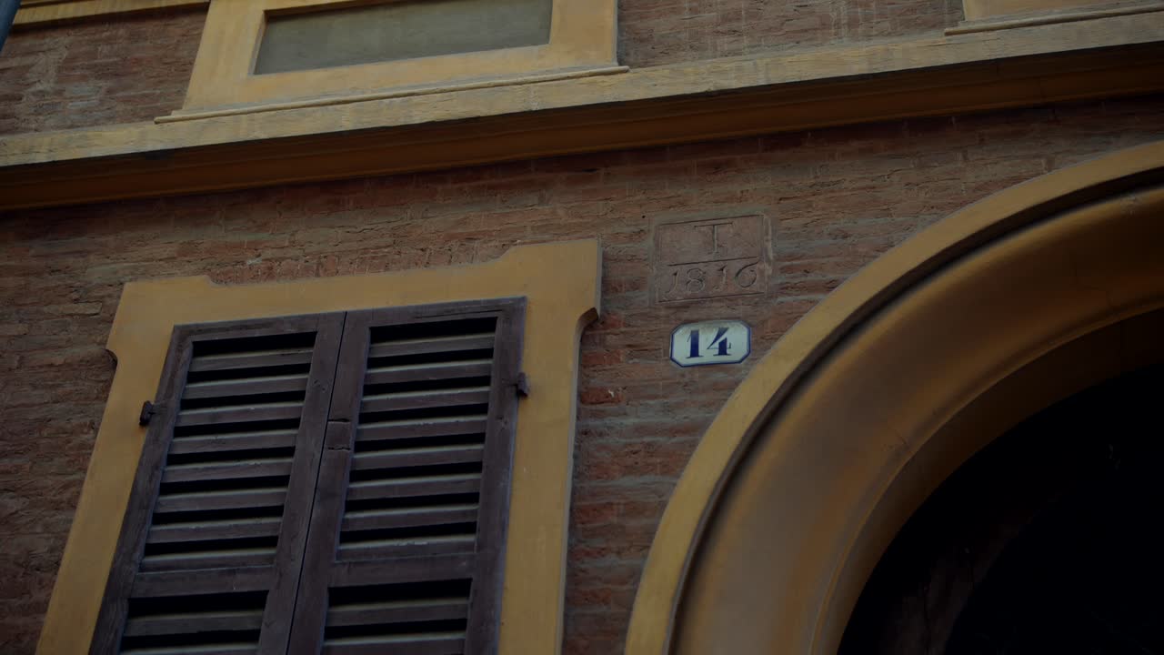 Esterno di un vecchio edificio in Italia