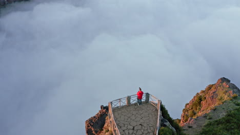 Menschen-Auf-Einer-Klippe-über-Den-Wolken