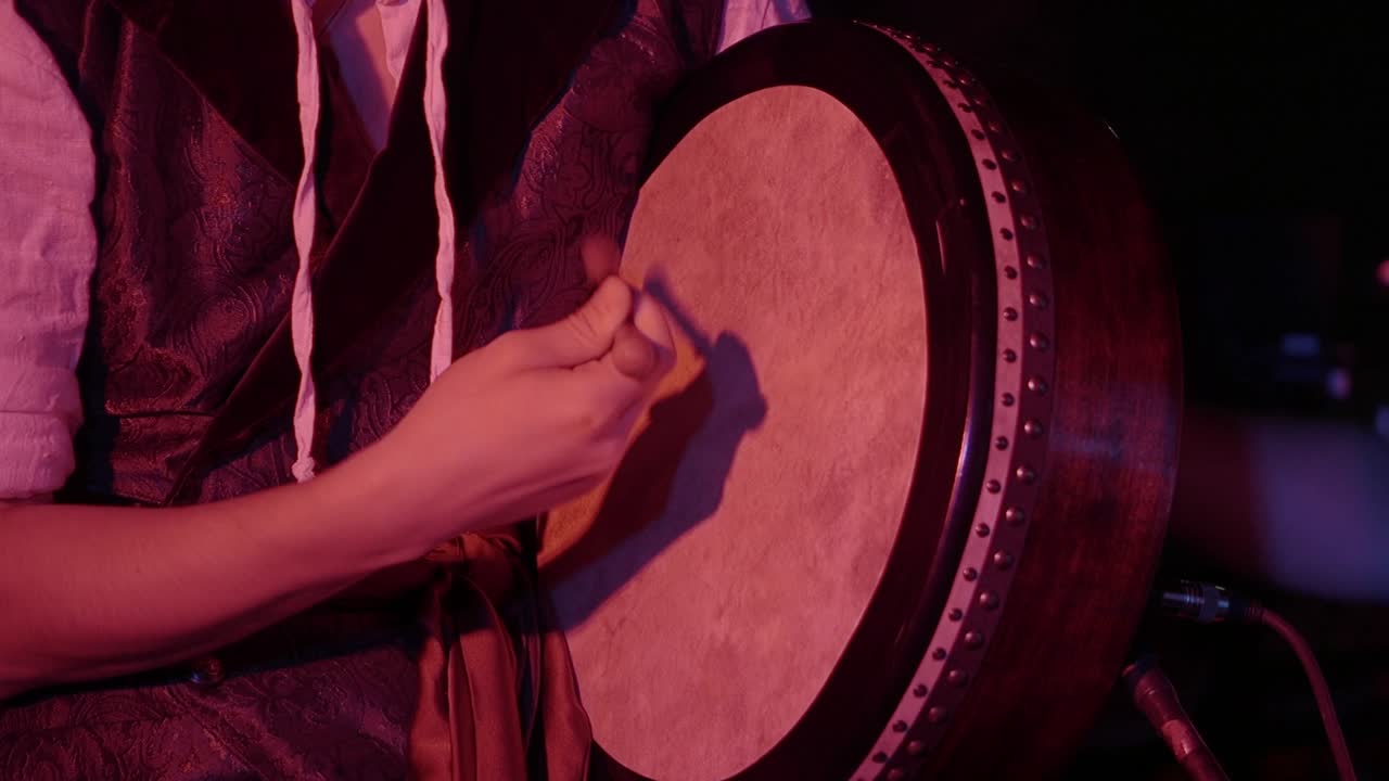 hombre tocando un tambor de bongo de cerca. mano tocando un batería de bongo en de cerca. tambores manos, movimiento, ritmo. irlanda